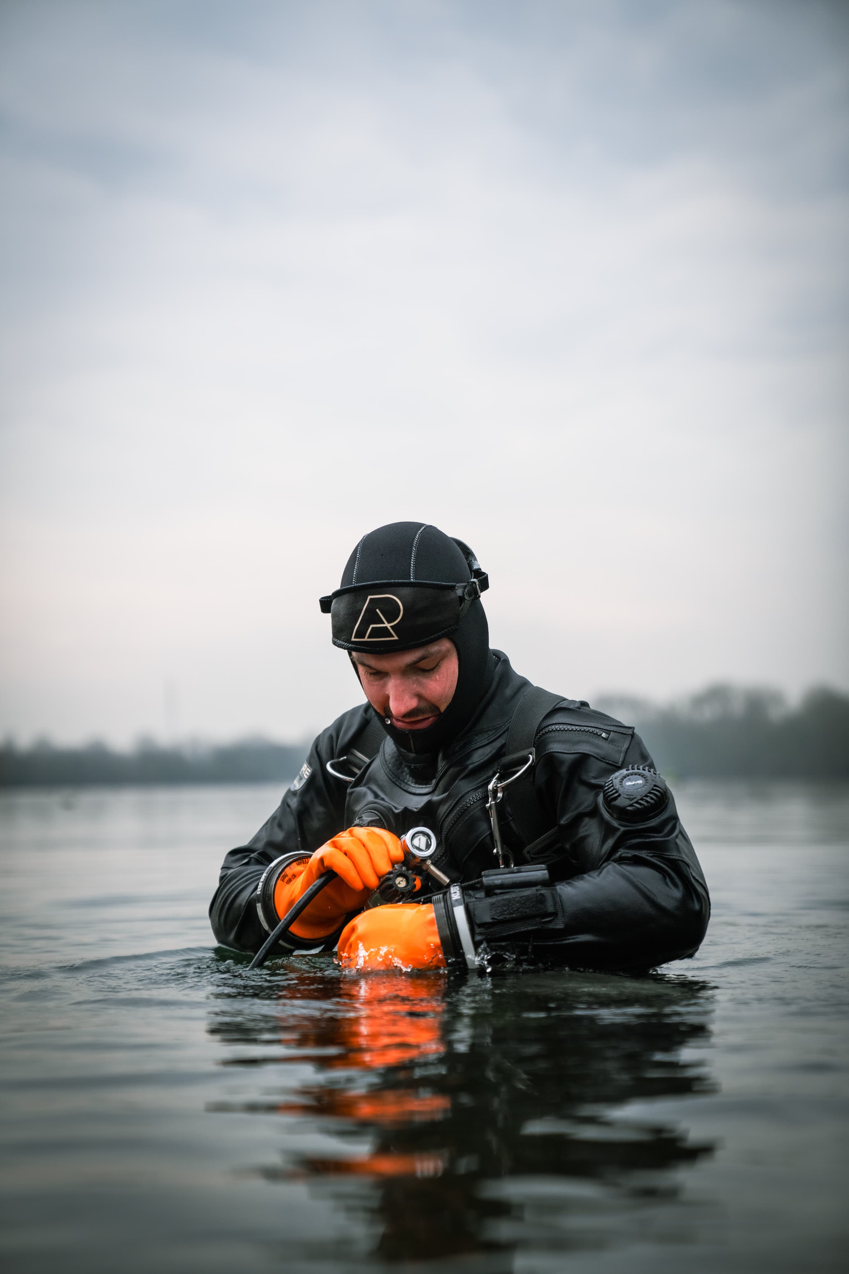 Arno Poppelaars die naar zijn manometer kijkt